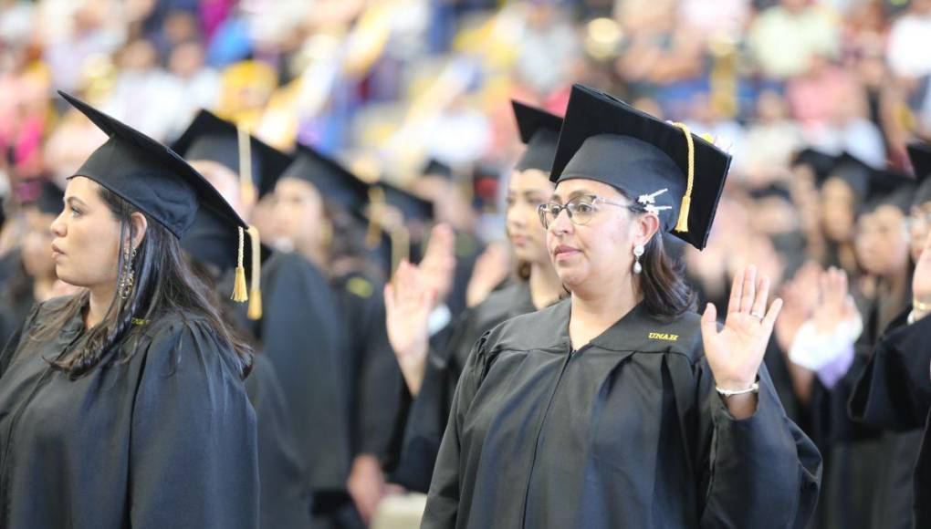 ¡Felicidades! La UNAH presenta más de 1,600 profesionales en las primeras graduaciones del año