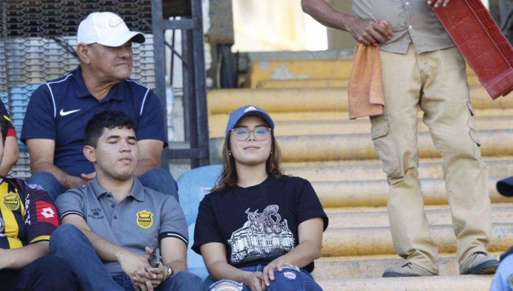 Hermosas chicas roban miradas en el clásico Real España vs Marathón