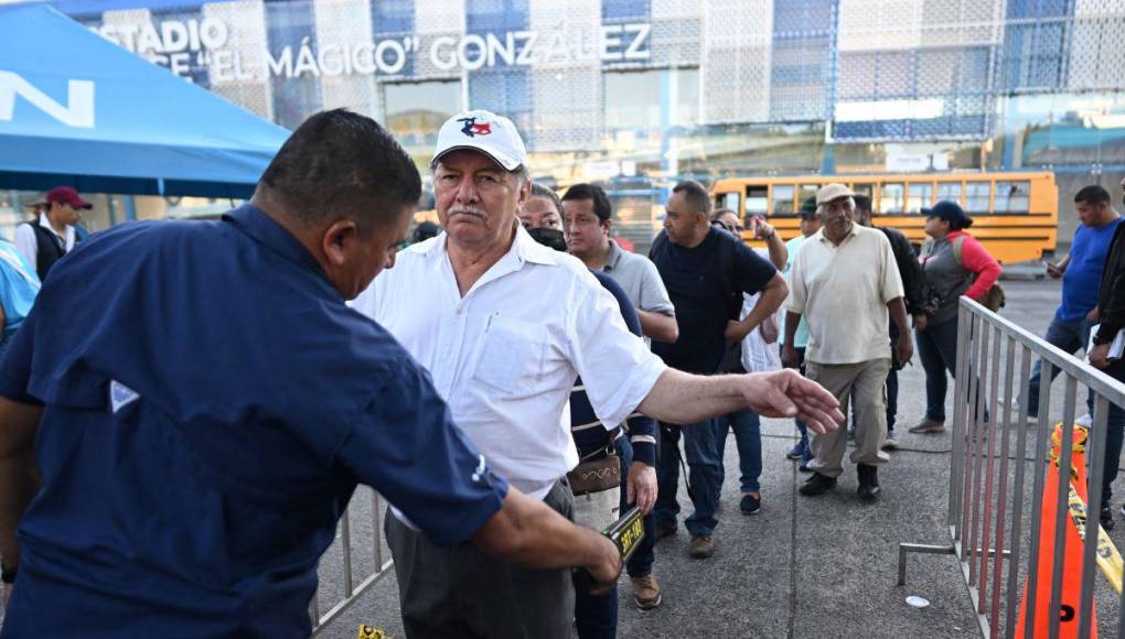 Salvadoreños salen a votar en una casi asegurada reelección de Bukele