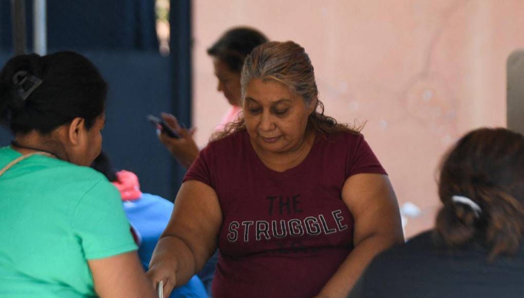 Salvadoreños salen a votar en una casi asegurada reelección de Bukele