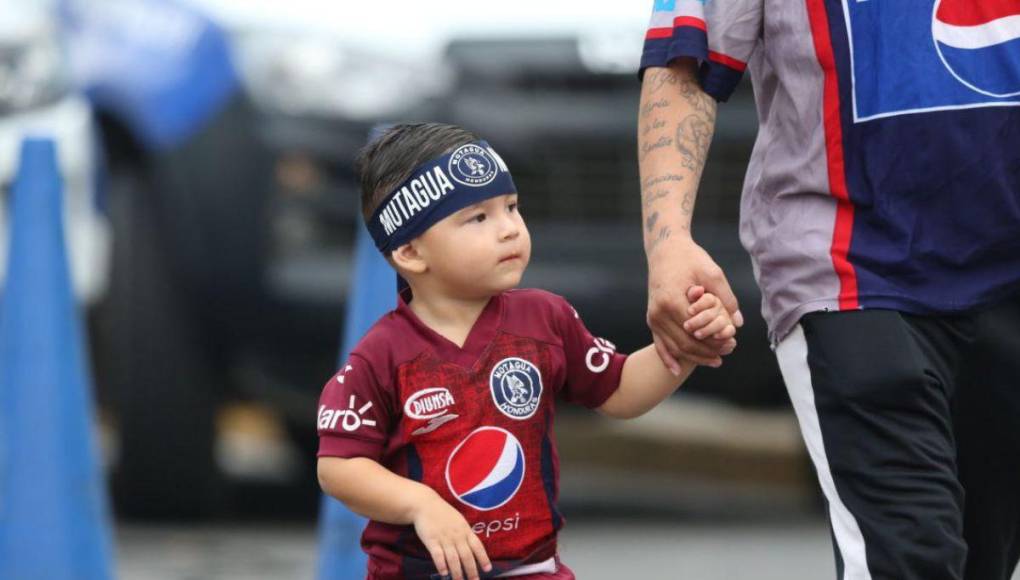 Ambientazo en el Estadio Nacional antes del clásico entre Olimpia y Motagua