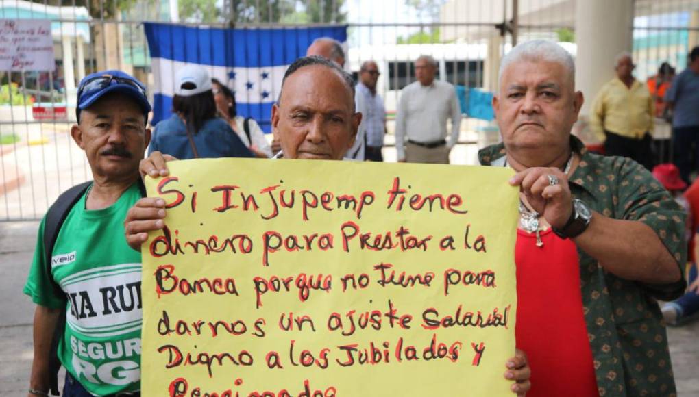 Exigiendo reajuste salarial, jubilados y pensionados protestan en Injupemp