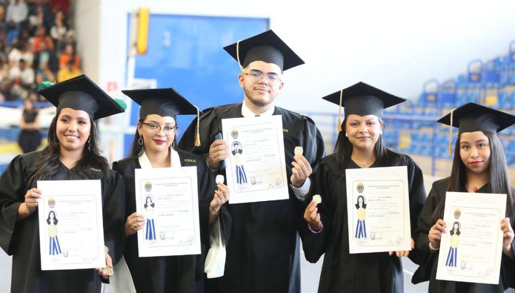 ¡Felicidades! La UNAH presenta más de 1,600 profesionales en las primeras graduaciones del año