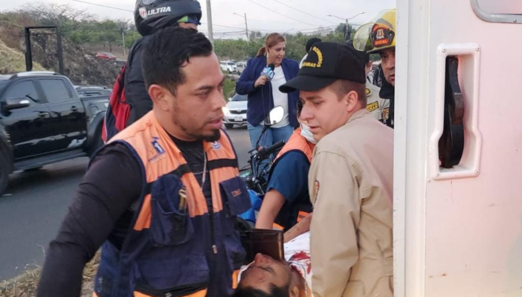 Imágenes que dejó accidente entre un pick-up y bus escolar en la capital