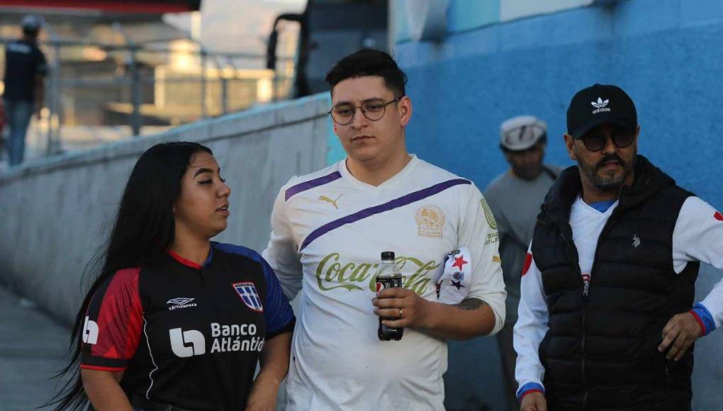 ¡Las Bellezas en el Nacional! Chicas roban miradas en el Motagua vs Olimpia