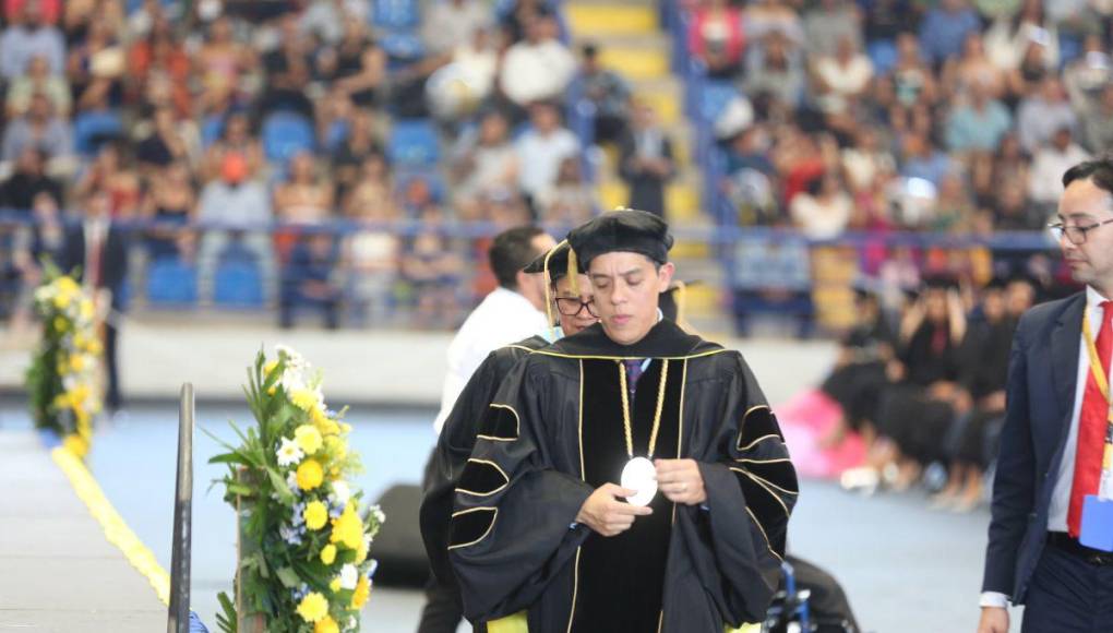 ¡Felicidades! La UNAH presenta más de 1,600 profesionales en las primeras graduaciones del año