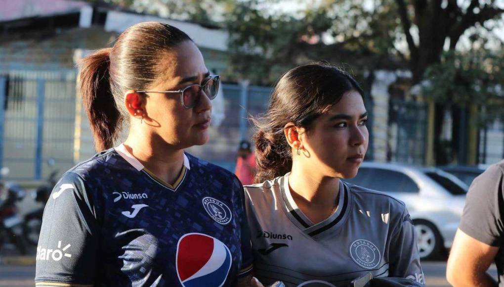 ¡Las Bellezas en el Nacional! Chicas roban miradas en el Motagua vs Olimpia