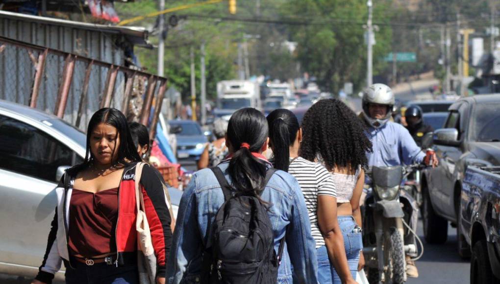 Veraneantes y operativos: ambiente en las salidas de la capital en el inicio de la Semana Santa 2024