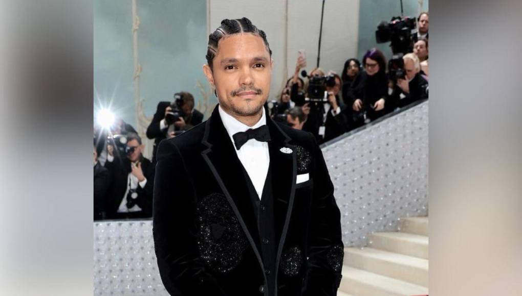 El comediante multilingüe, Trevor Noah, presentará los premios Grammy 2024