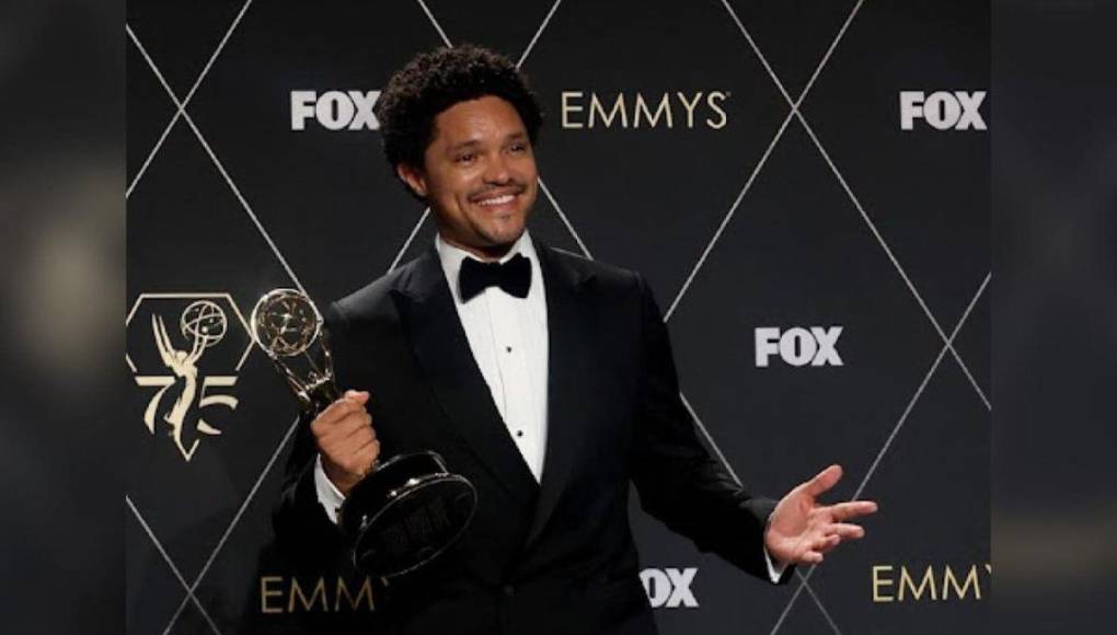 El comediante multilingüe, Trevor Noah, presentará los premios Grammy 2024