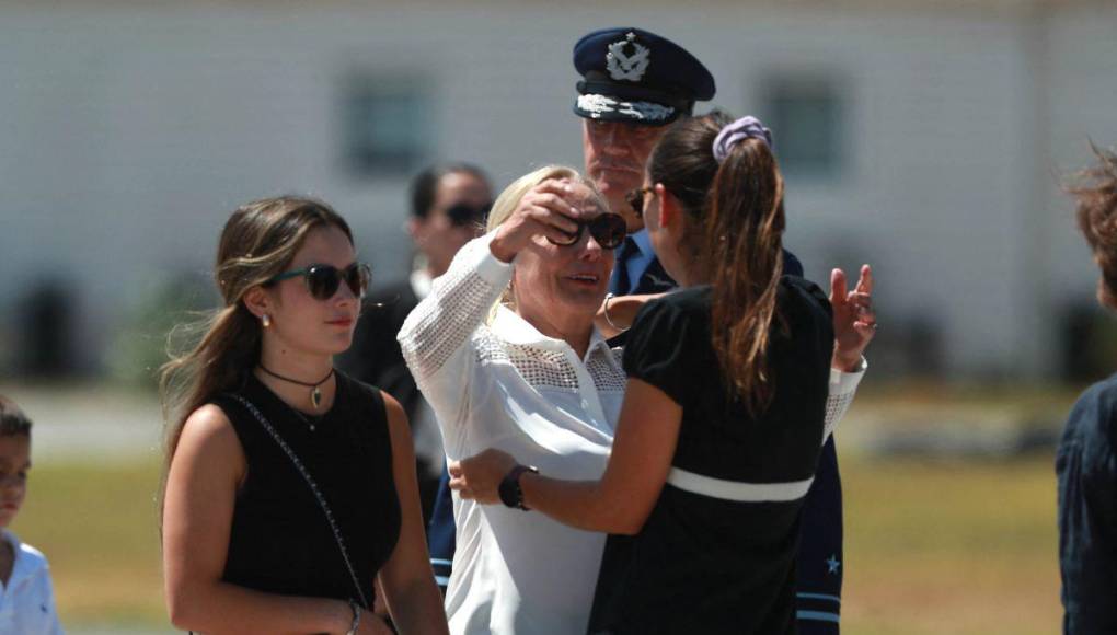 En medio de llanto de familiares y presencia de Gabriel Boric: así fue la llegada del féretro de Sebastián Piñera