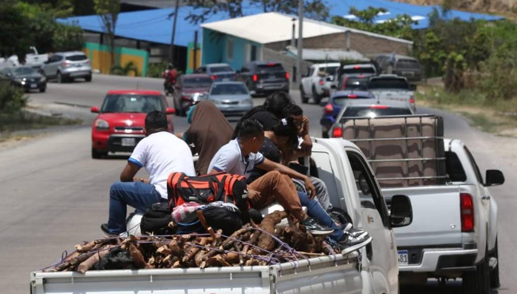 Caravanas de veraneantes abarrotan salidas al Sur y al Norte de la capital