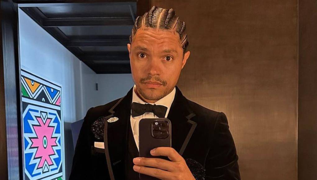 El comediante multilingüe, Trevor Noah, presentará los premios Grammy 2024