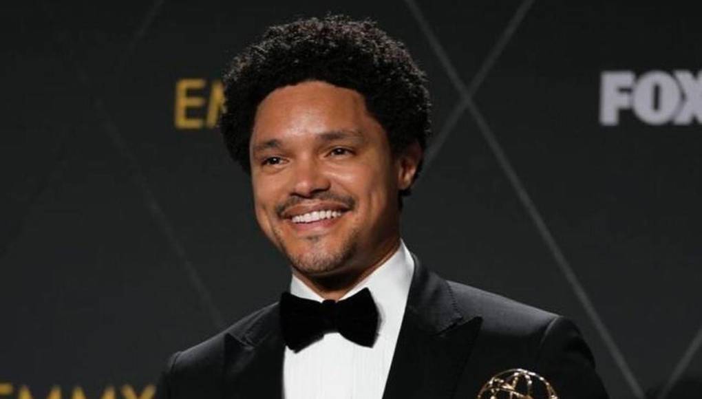 El comediante multilingüe, Trevor Noah, presentará los premios Grammy 2024