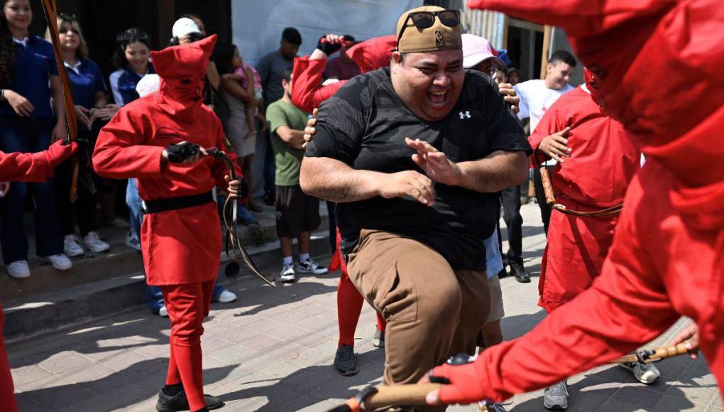 Diablos azotan a pecadores en tradición salvadoreña de Semana Santa