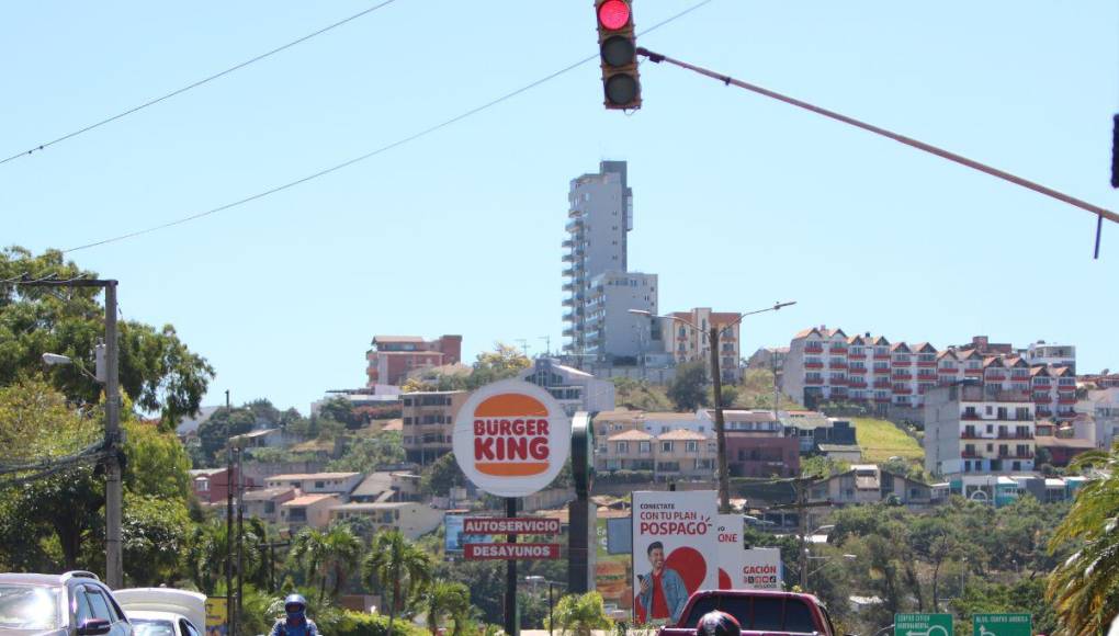 Así será el paso a desnivel que se construye sobre la rotonda del bulevar Juan Pablo II