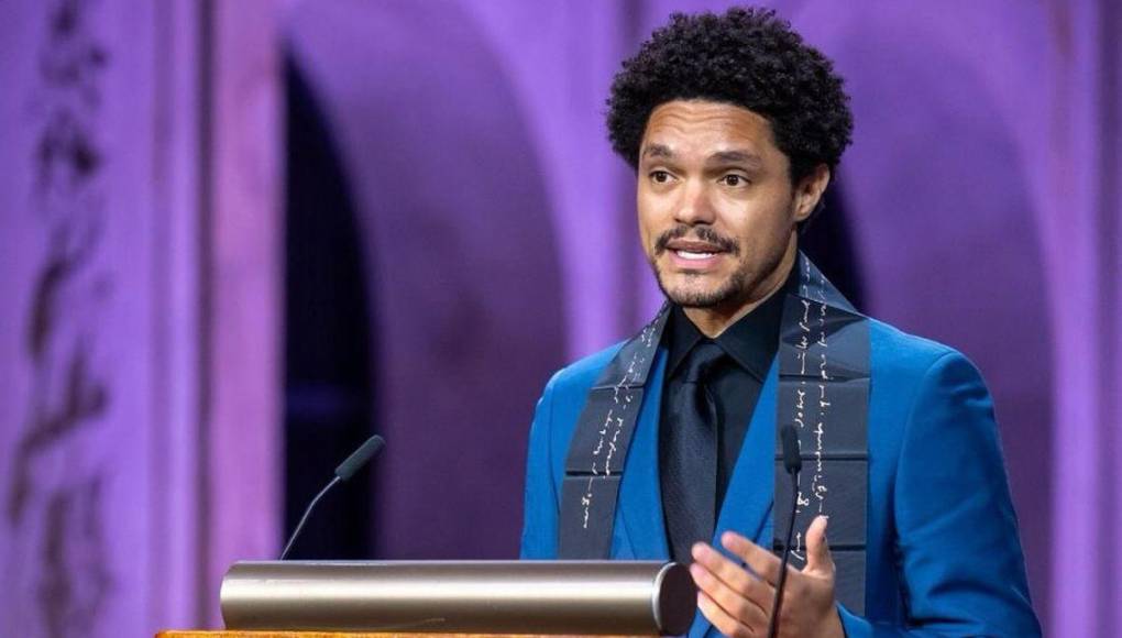 El comediante multilingüe, Trevor Noah, presentará los premios Grammy 2024