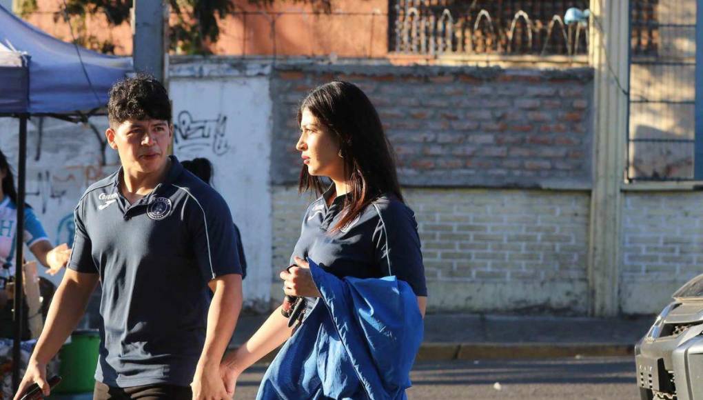 ¡Las Bellezas en el Nacional! Chicas roban miradas en el Motagua vs Olimpia