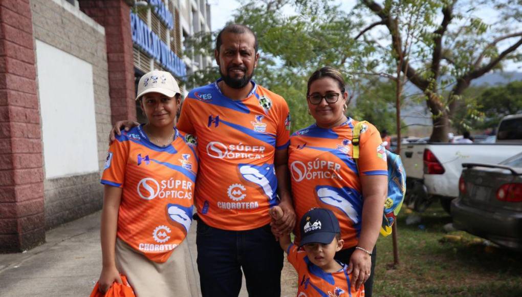 ¡El Emilio Williams se viste de Azul y Naranja! Bellezas deslumbran para el Motagua vs Lobos