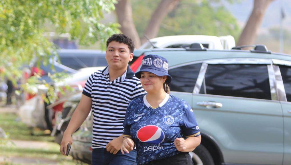 ¡El Emilio Williams se viste de Azul y Naranja! Bellezas deslumbran para el Motagua vs Lobos