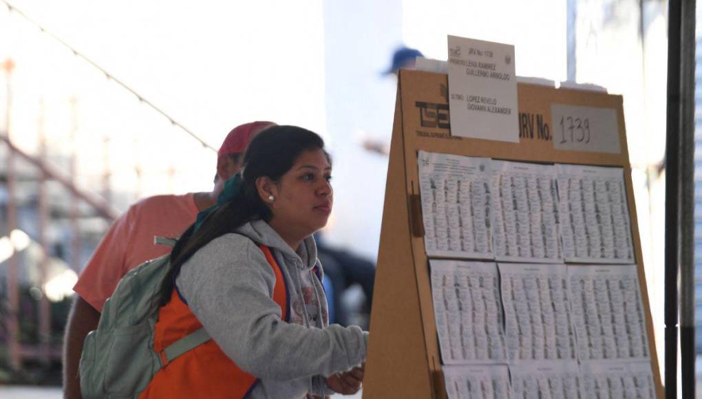 Salvadoreños salen a votar en una casi asegurada reelección de Bukele