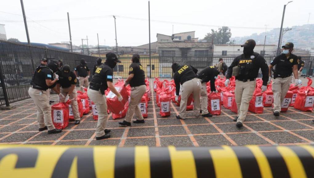 Trasladan a Tegucigalpa las 2.7 toneladas de droga incautada en caribe hondureño