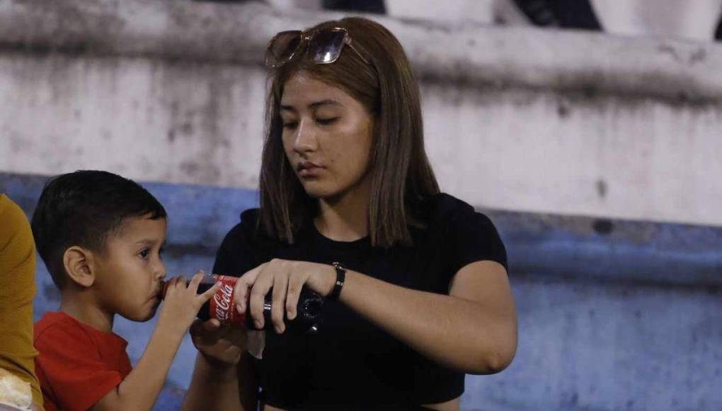 ¡Sirey Morán en el Clásico Real España-Olimpia! Bellezas y ambiente en el Metropolitano