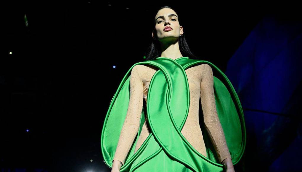 Una inmersión acuática y espacial de Pierre Cardin en París