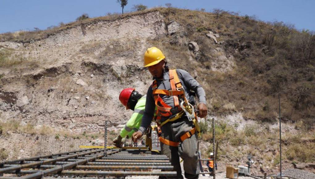 Alcalde Aldana regresa a la represa San José a supervisar obras tras incidente de explosión