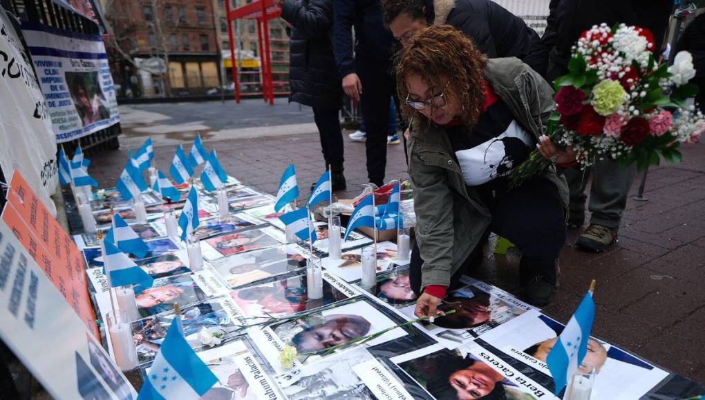 Con fotos de hondureños asesinados y pancartas: piden condena de JOH en Nueva York