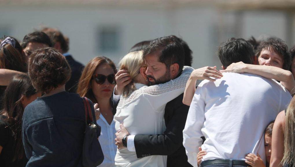 En medio de llanto de familiares y presencia de Gabriel Boric: así fue la llegada del féretro de Sebastián Piñera