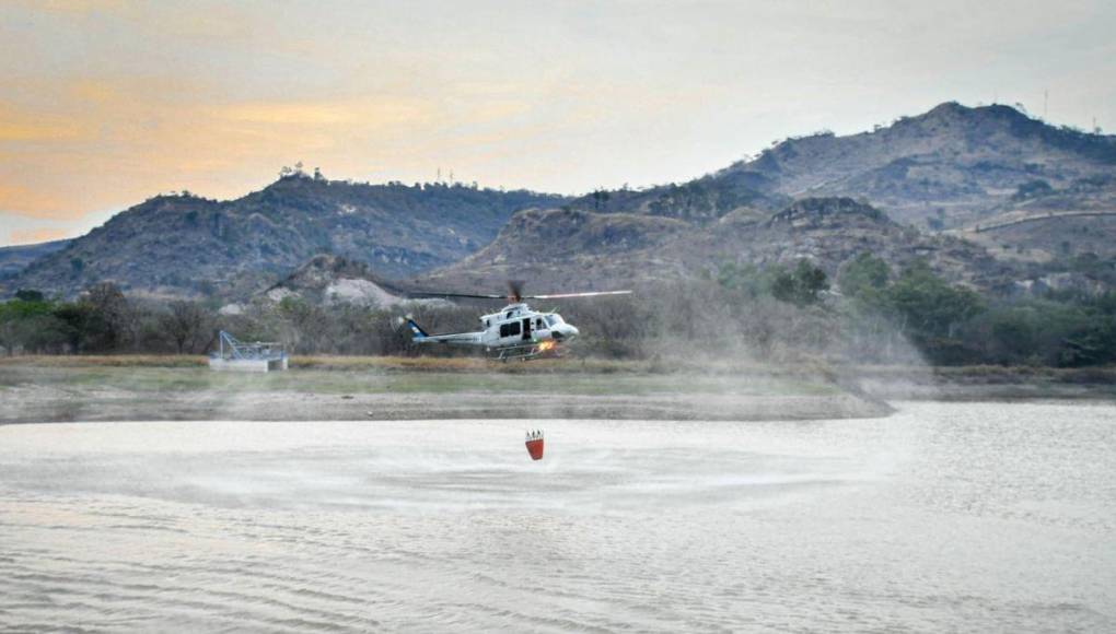 Uso de helicópteros y personal en tierra: así luchan los bomberos para controlar incendio en La Tigra