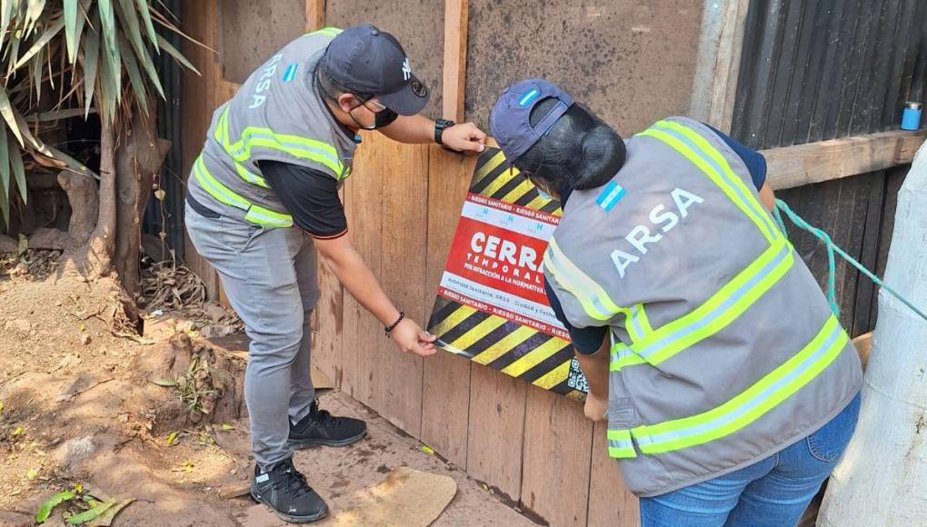 Moscas y carne en mal estado: así estaba la chicharronera cerrada en El Chimbo por el Arsa