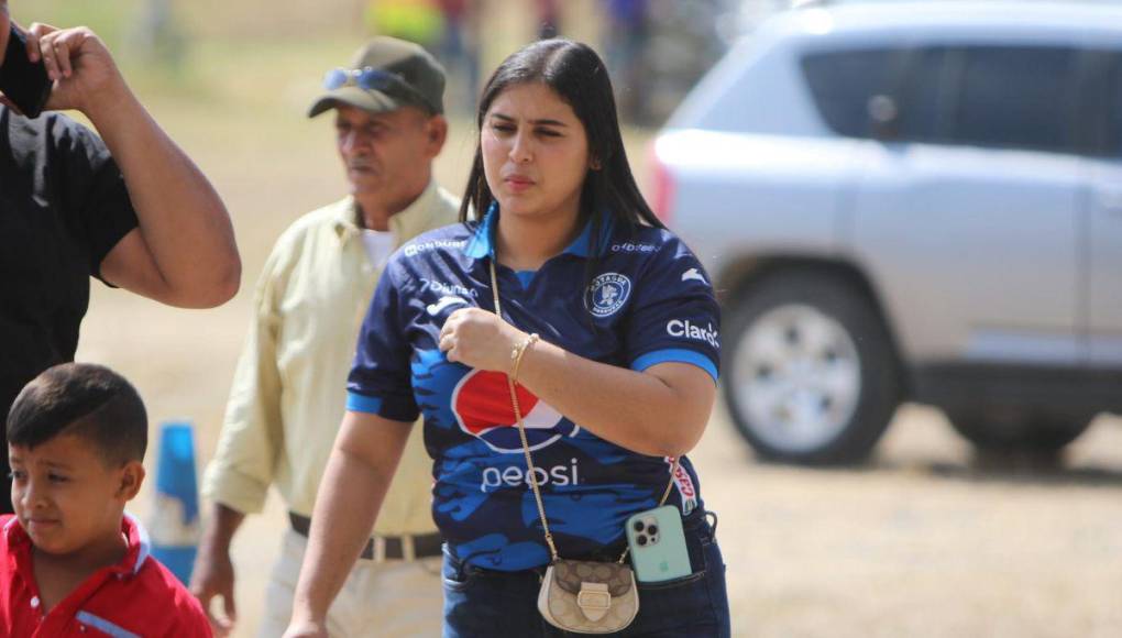 ¡El Emilio Williams se viste de Azul y Naranja! Bellezas deslumbran para el Motagua vs Lobos