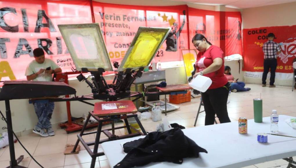 Elaborando mantas y camisetas, sindicatos preparan marcha del 1 de mayo