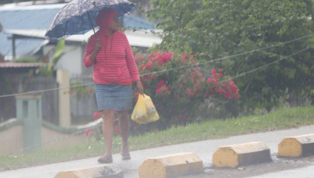 Bajas temperaturas y lluvia se registran en La Ceiba por frente frío