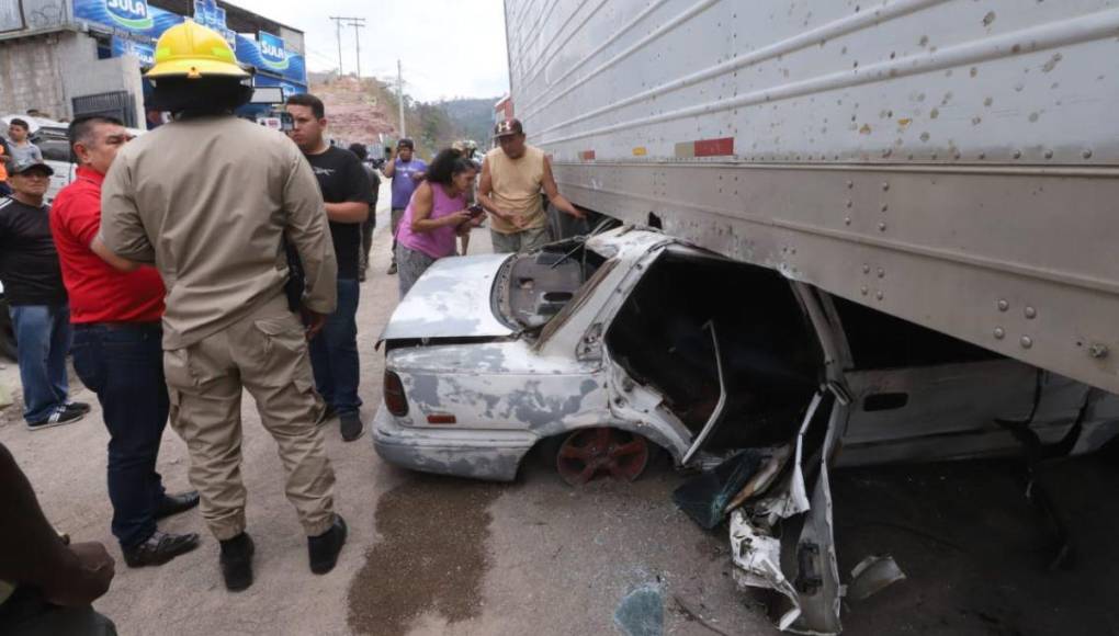 Sobrevivieron de milagro: el choque entre rastra y taxi en la colonia Villa Nueva