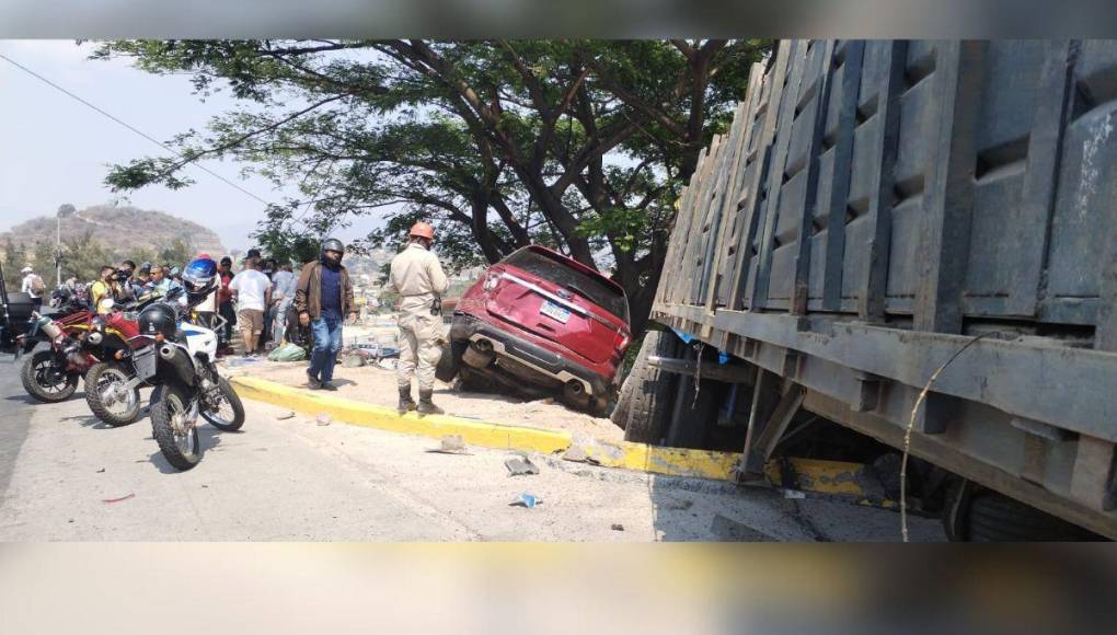 Carros dañados y postes caídos: imágenes del accidente de rastra en anillo periférico