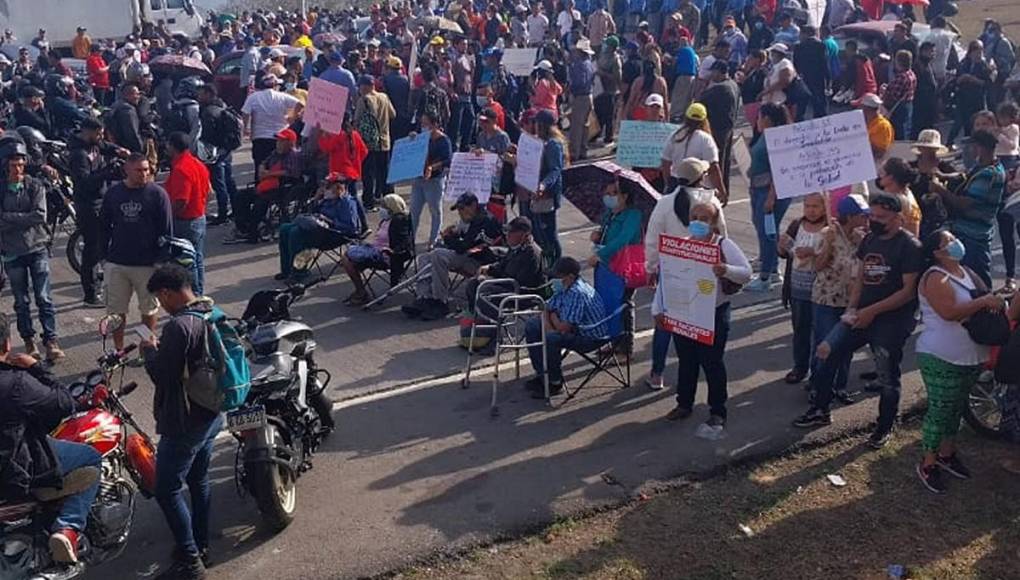 Largas filas en El Durazno por protesta de pacientes renales