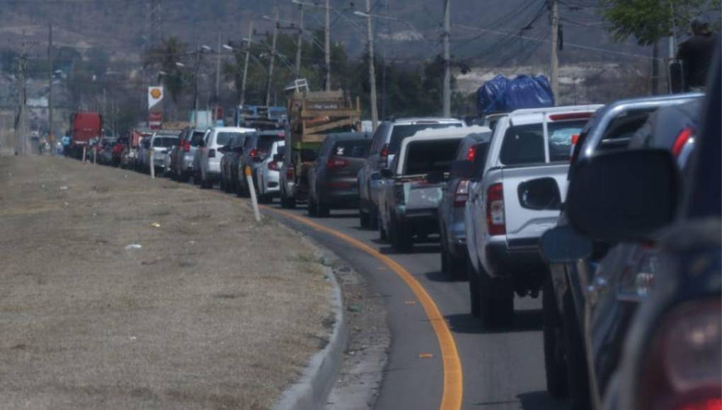 Abarrotadas de veraneantes las salidas de la capital por Semana Santa