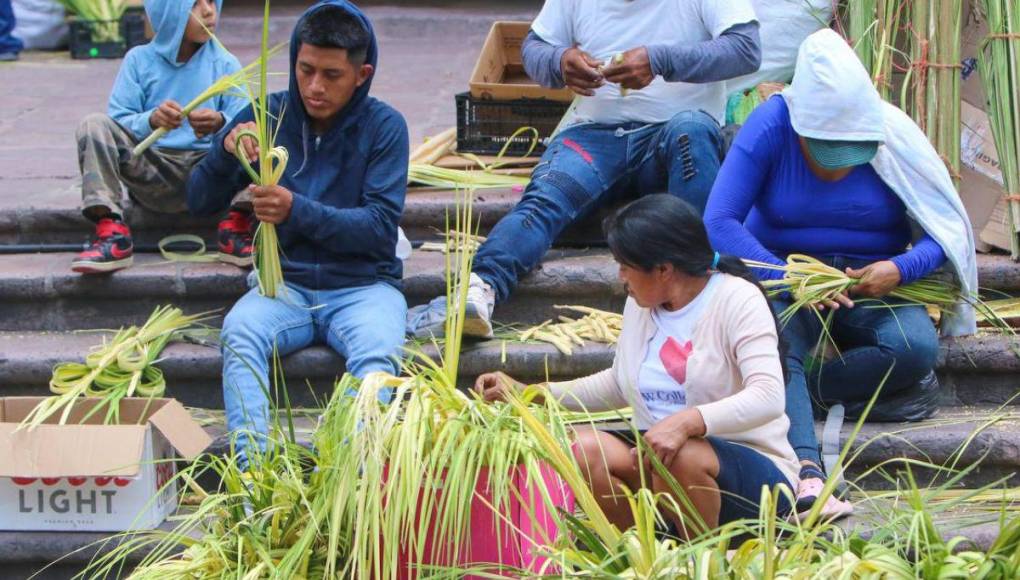 Tradición de palmas por Domingo de Ramos pinta de verde al Centro Histórico