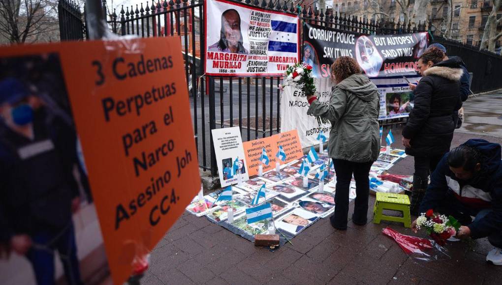 Con fotos de hondureños asesinados y pancartas: piden condena de JOH en Nueva York