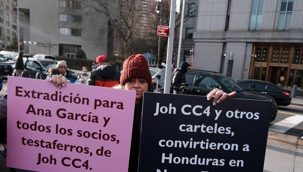 Juicio de JOH: Con banderas y pancartas, hondureños acuden a Corte de Nueva York