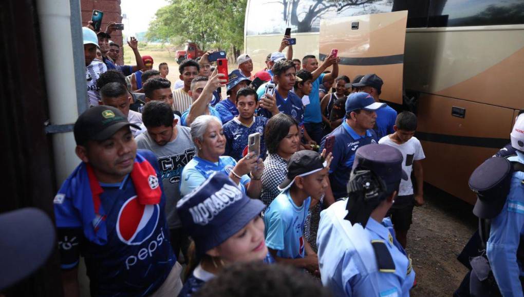 ¡El Emilio Williams se viste de Azul y Naranja! Bellezas deslumbran para el Motagua vs Lobos