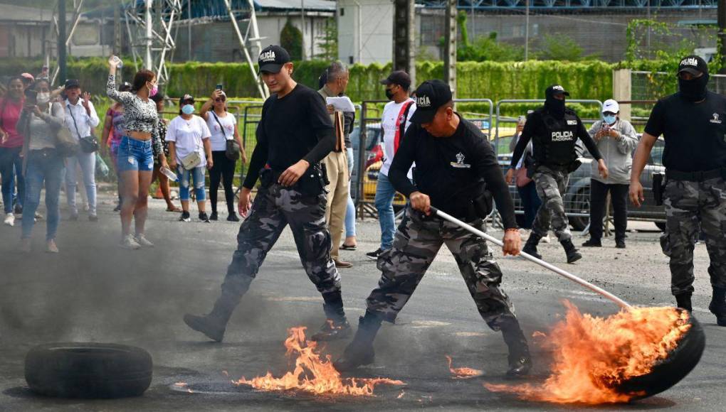 Familiares de reos protestan afuera de cárcel en Guayaquil; motín suma 3 muertes