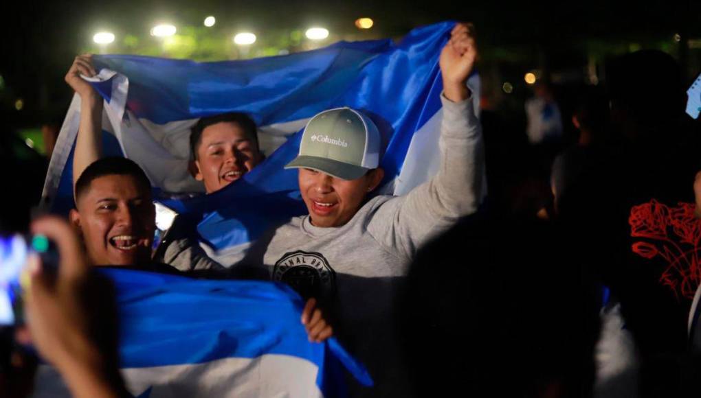 ¡Euforia por la H! Banderazo de los aficionados de la Selección de Honduras