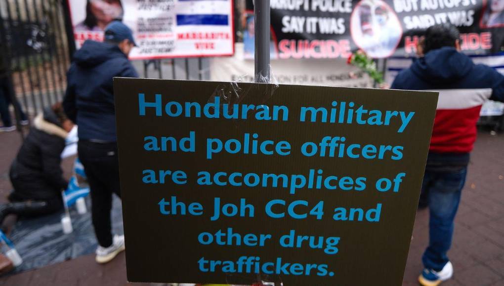 Con fotos de hondureños asesinados y pancartas: piden condena de JOH en Nueva York