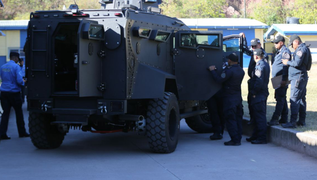 Así es la Black Mamba: el vehículo blindado todo terreno de la Policía