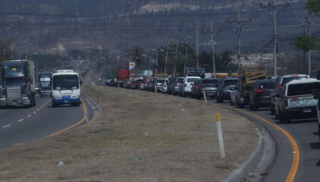 Abarrotadas de veraneantes las salidas de la capital por Semana Santa