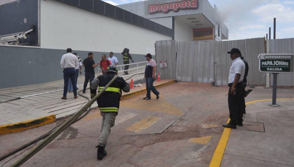 Imágenes del incendio que afectó a negocio de venta de ropa en la capital